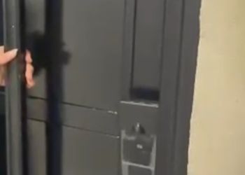 شقة بصالة أنيقة وغرفتين نوم 