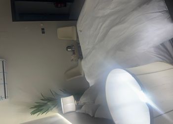 استديو بأثاث مريح وبسيط 