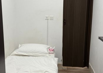 غرفة بسرير مريح وأثاث بسيط