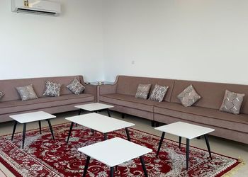 استراحة بجلسة خارجية ومسطح اخضر