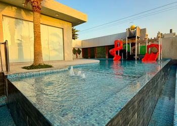 شاليه بمسطح اخضر وجلسة خارجية
