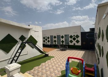 شاليه بمسبح داخلي وجلسة خارجية 