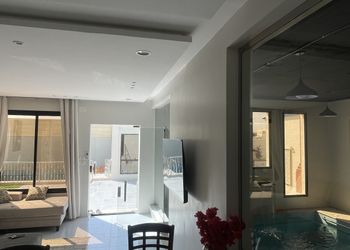 شاليه بمسبح خارجي وجلسة خارجية
