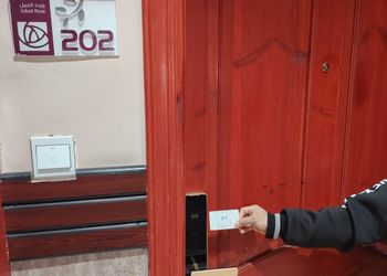 غرفة بسرير ماستر وأثاث مريح