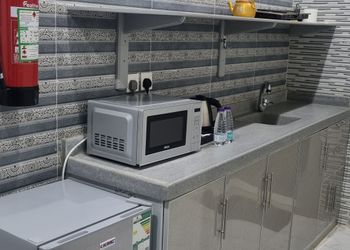 استديو بسرير ماستر وأثاث مريح 