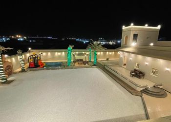 استراحة بجلسة مطلة على المسبح 