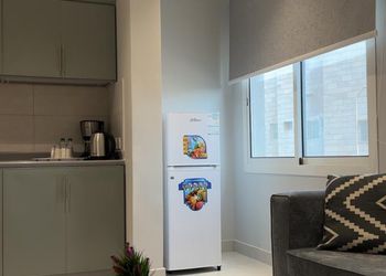 شقة بغرفة معيشة وغرفة نوم 