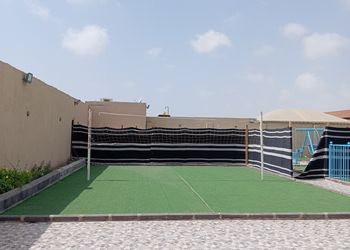 استراحة بمسبح و مسطح اخضر