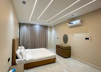 شاليه بمسطح اخضر وجلسة خارجية 