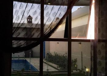 شاليه بجلسة تطل على مسبح خارجي 