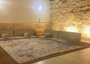 شاليه بمسطح اخضر وصالة