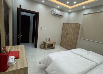 استديو بسريرين مفردة وأثاث مريح 