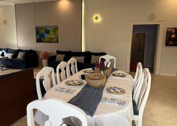 شاليه بجلسة تطل على مسبح خارجي 