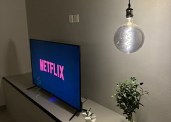 استديو بأثاث مريح وبسيط 