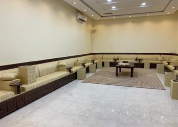 استراحة بمجلس واسع ومسطح اخضر 