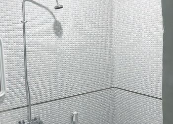 شاليه بمسطح اخضر ومسبح