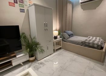 استديو بسرير مريح وأثاث بسيط