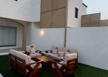 شاليه بمسطح اخضر وجلسة خارجية 