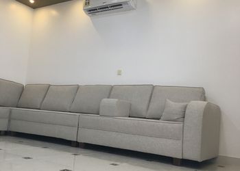 شاليه بجلسة خارجية ومسطح اخضر