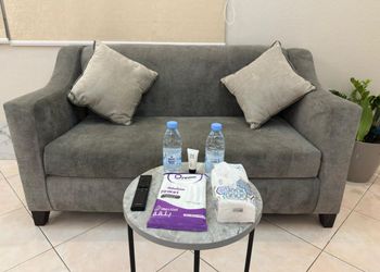 استديو بأثاث مريح وبسيط 