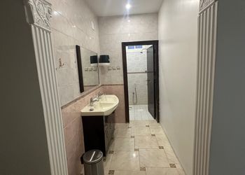 شقة بصالة وثلاث غرف نوم 