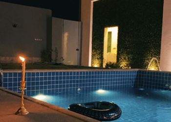 شاليه بمسطح اخضر ومسبح 