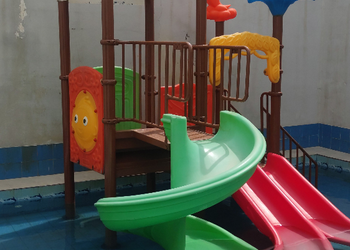 شاليه بمسبح وألعاب مائية 