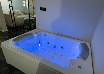 شقة  بصالة جلوس وغرفة نوم