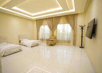 شاليه بمسطح اخضر وجلسة خارجية
