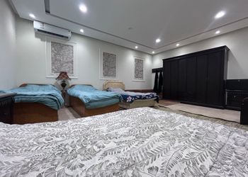 شاليه بمسطح اخضر وجلسة خارجية 