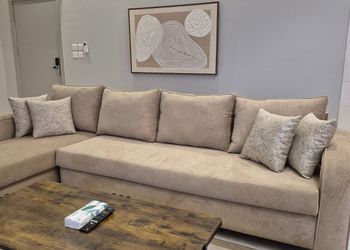 استديو بأثاث مريح وبسيط 
