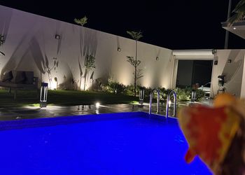 شاليه بمسطح اخضر و مسبح