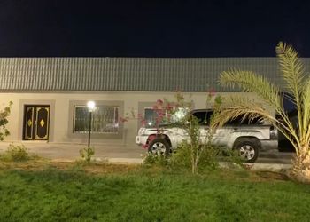 استراحة بمسبح خارجي ومجالس 