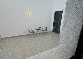 شقة بغرفة معيشة وغرفة نوم 