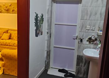 غرفة بسرير مفرد