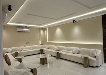 شاليه بتصميم أنيق ومسبح خارجي 