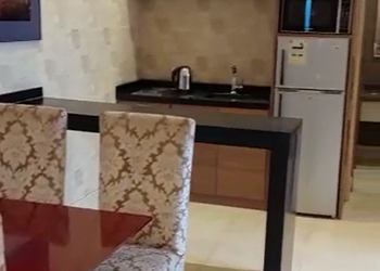 شاليه بمسطح اخضر وجلسة خارجية 