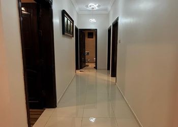 شقة بصالة جلوس وغرف نوم مريحة