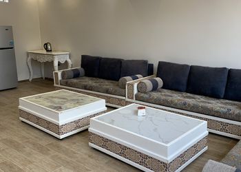 شاليه بجلسة تطل على مسبح خارجي 