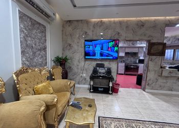 شاليه بمسطح اخضر وجلسة خارجية 