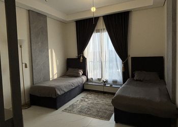 شقة بغرفة جلوس وغرفتين نوم 