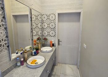 فيلا بمجالس واسعة وثلاث غرف نوم 