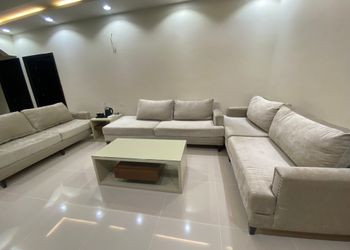 شقة بصالة مريحة وثلاث غرف نوم 