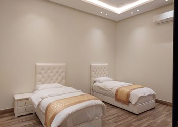 شاليه بمسطح اخضر ومسبح 