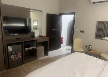 استديو بأثاث مريح وبسيط 