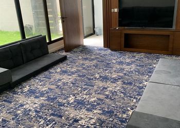 شاليه بجلسة تطل على مسبح خارجي 
