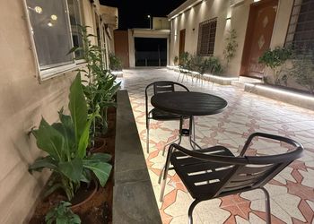 استراحة بمجالس واسعة وفناء خارجي