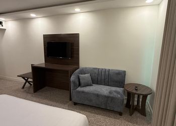 استديو بأثاث مريح وبسيط 