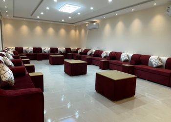 استراحة بجلسة مطلة على المسبح 