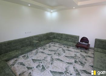 كوخ بجلسة خارجية ومسطح اخضر
